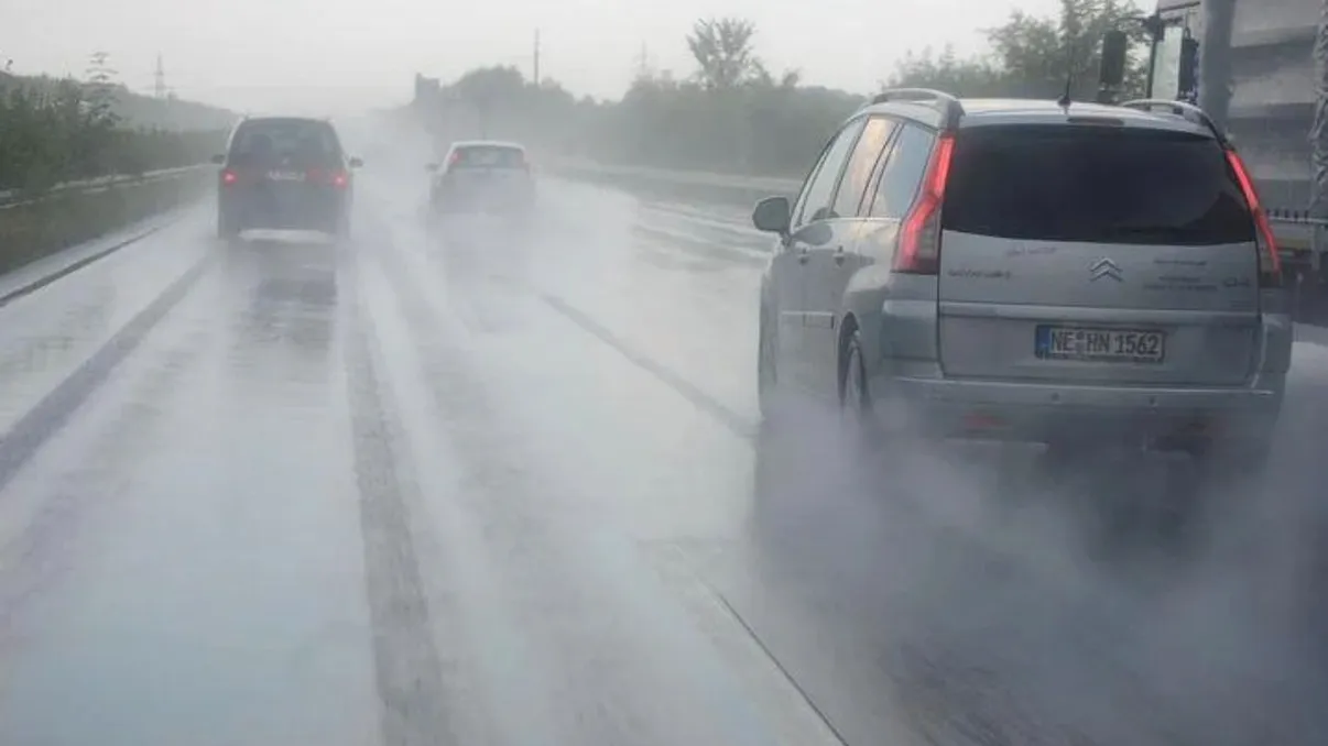 Top 5 sfaturi utile privind acvaplanarea: cum previi un dezastru în trafic, pe ploaie