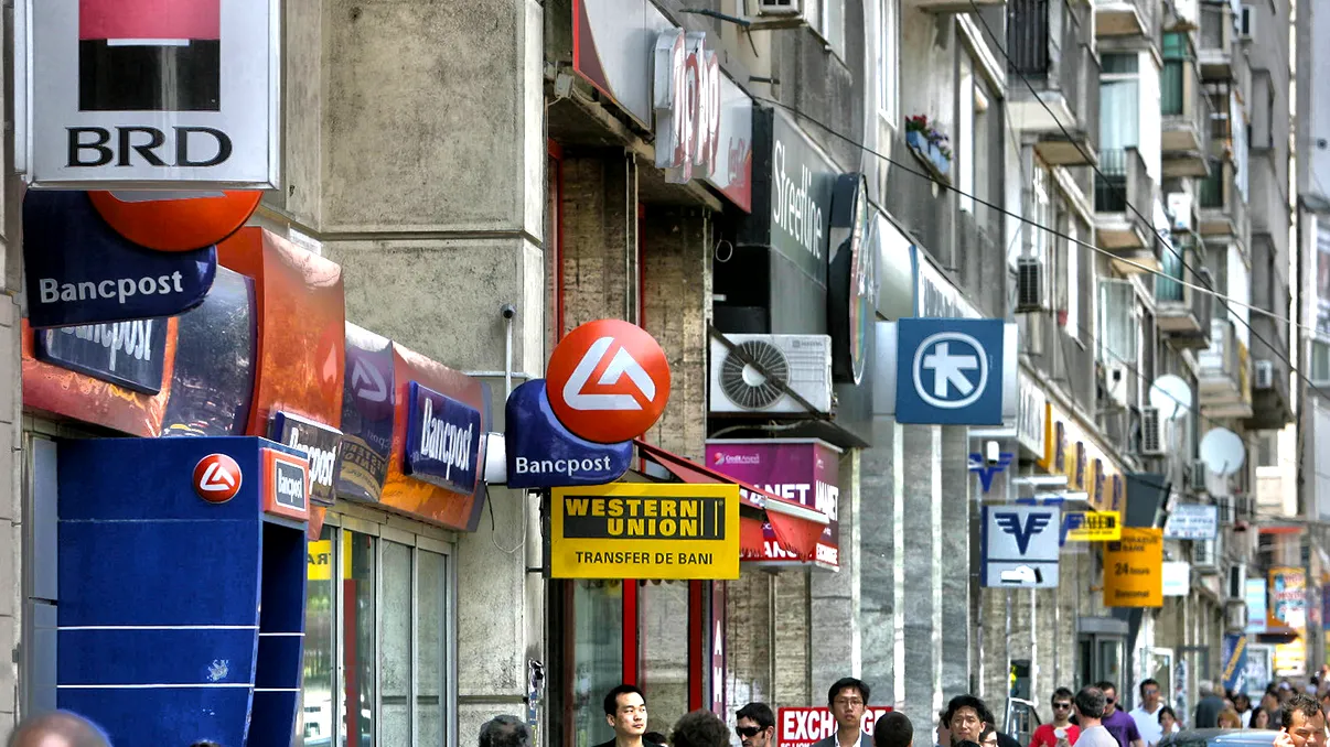 Cât te costă să scoți bani de la bancomat, din România sau străinătate: comisioane Banca Transilvania, ING, Raiffeisen, BCR, BRD