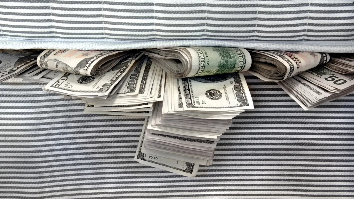 Românii nu mai au încredere în bănci: câți preferă să-și țină banii ”la saltea”