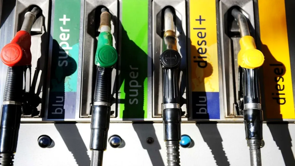 Prețul benzinei și motorinei, o lovitură serioasă pentru toți șoferii: petrolul, principalul vinovat