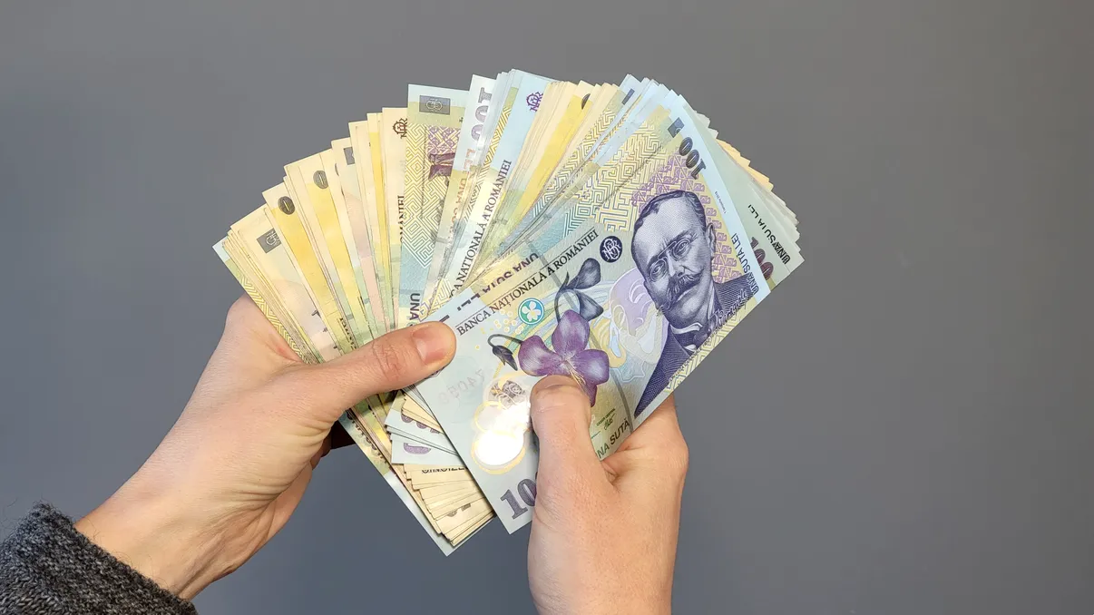 Cât să mai rabde românul? Cumpărăm de la reduceri, nu mai contează calitatea, dar tot nu ne ajung banii