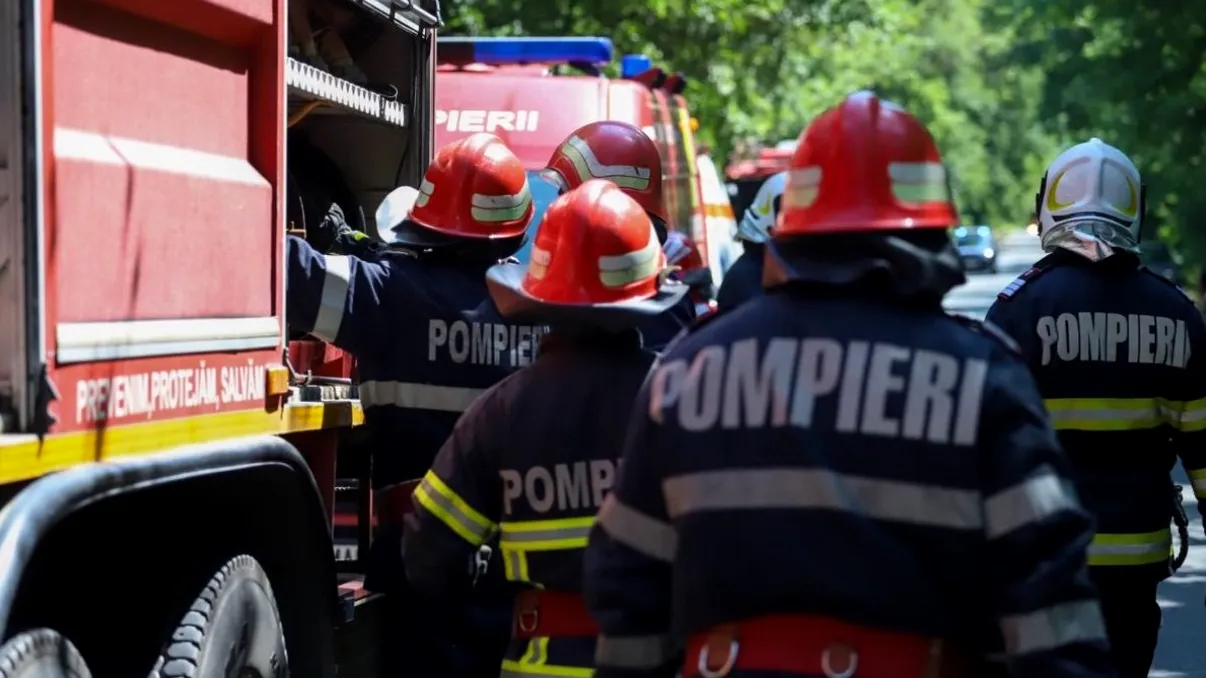 Incendiu la APACA din Capitală, cu mari degajări de fum. Pompierii intervin de urgență