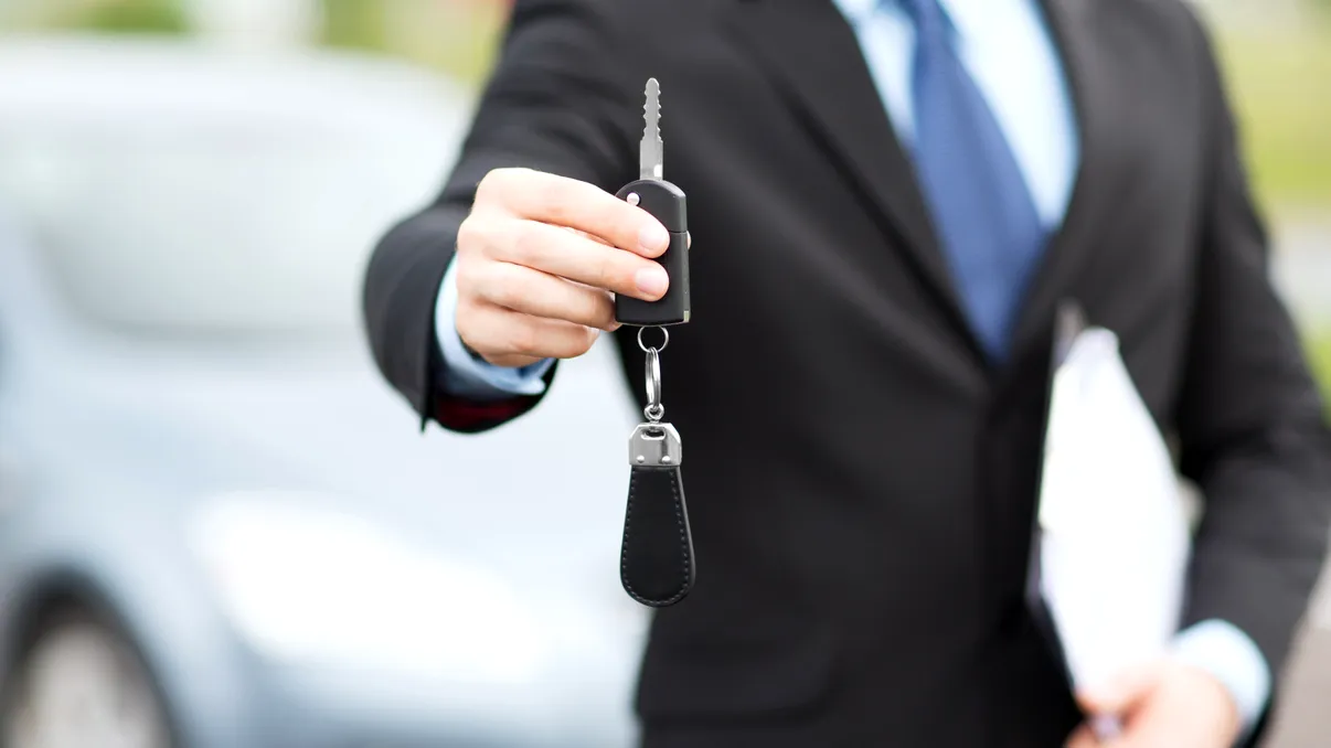 Piața auto, la fel ca imobiliarele, intră-n colaps: dacă deții un autoturism, fie și rablă, nu-l vinde. Vin vremuri grele