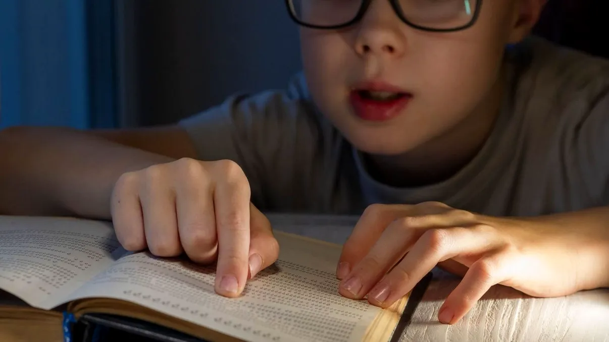 Unul din zece copii români este analfabet: care e realitatea românească și în materie de alcool la minori