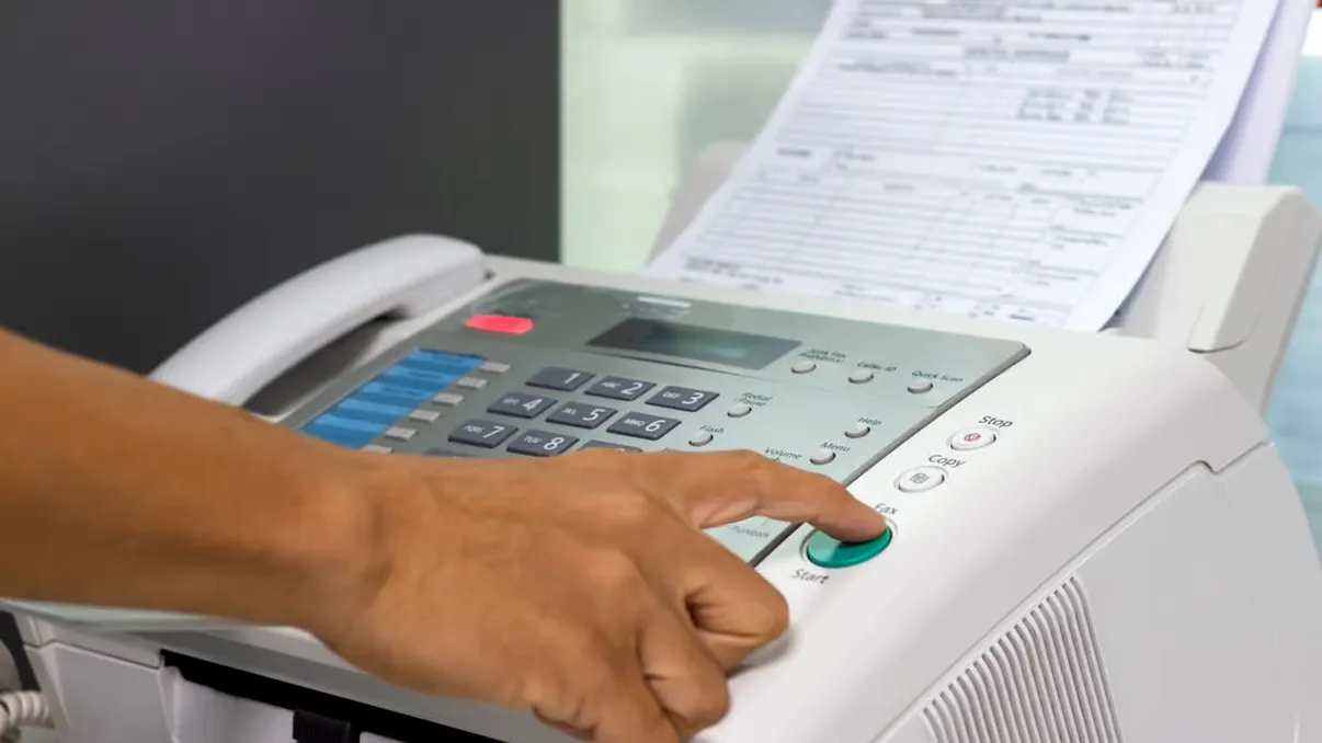 Faxul se întoarce: cum poți trimite un mesaj fără să ai, efectiv, un aparat „preistoric” acasă