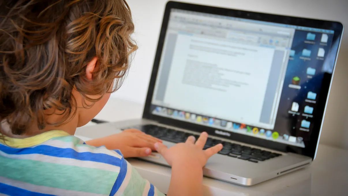 5 sfaturi pentru a menține copiii în siguranță online: ce dezvăluie experții juridici