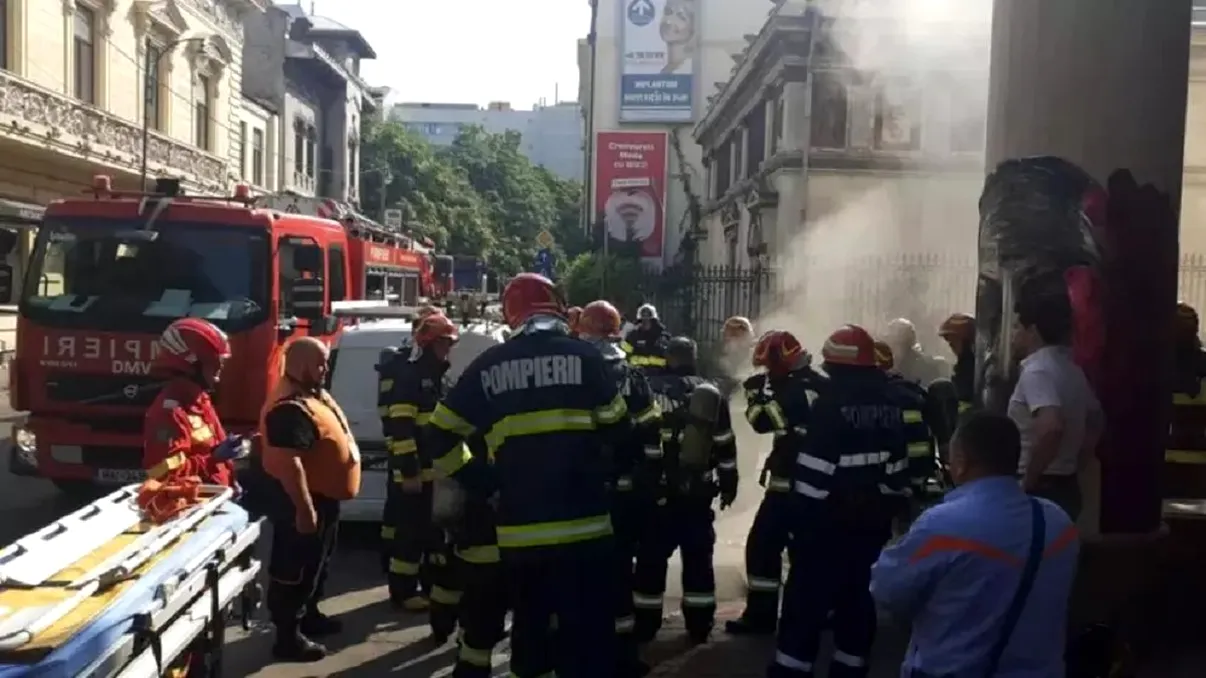 VIDEO Incendiu lângă Biblioteca Centrală Universitară din Capitală. Un om a murit / Trafic restricționat în zonă