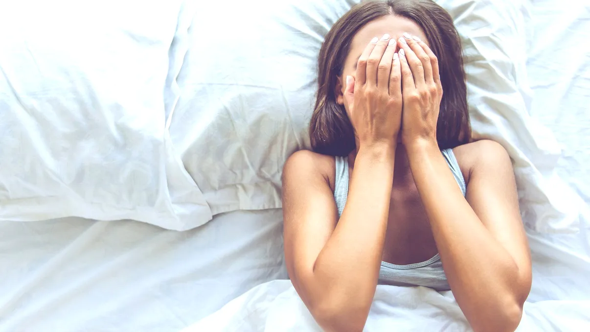 Cum să dormi mai bine atunci când e caniculă: câteva trucuri utile