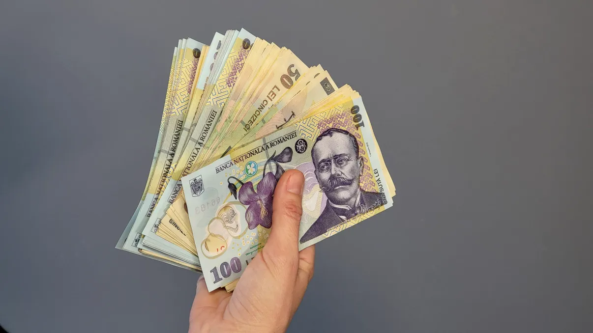 Dacă banca te sună să te împrumute, închide-i telefonul în nas. Nu lua credit acum, că scrie 