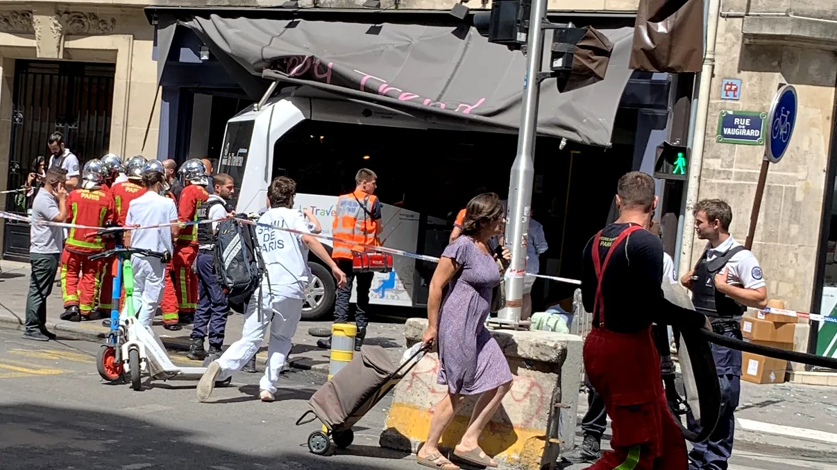 Un microbuz a intrat într-un magazin, în Paris. Șapte persoane au fost rănite