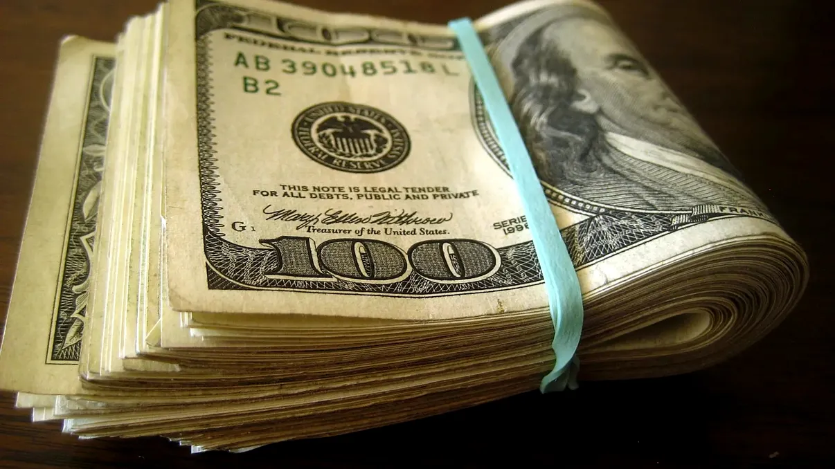 Cine are de câștigat din scumpirea dolarului: românii care se îmbogățesc pe timp de criză