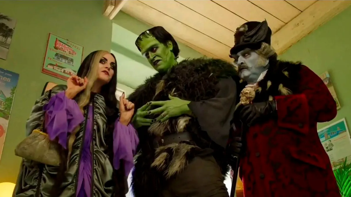 VIDEO Nici n-a apărut bine trailerul The Munsters, că fanii seriei originale s-au și grăbit să „dea de pământ” cu Rob Zombie