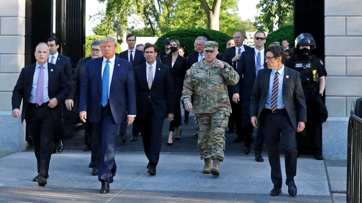 Dezvăluiri. Scrisoarea de demisie pe care președintele Statului Major al Armatei a redactat-o către Trump. Totul după incidentele din Piața Lafayette