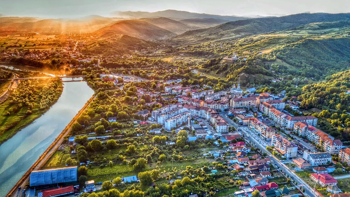 Locul unic din România care nu-i la mare sau la Dunăre, dar are faleză: ce poți face aici