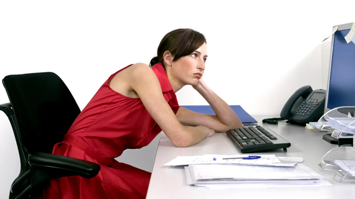 Ce se întâmplă dacă stai “cocoșat”: efectul este total opus de ceea ce credeai până acum