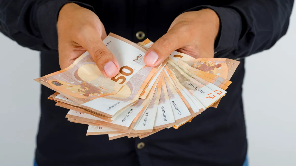 Euro se duce-n cap și lovește românii direct în buzunar: cum te afectează pe tine, chiar dacă folosești Leul