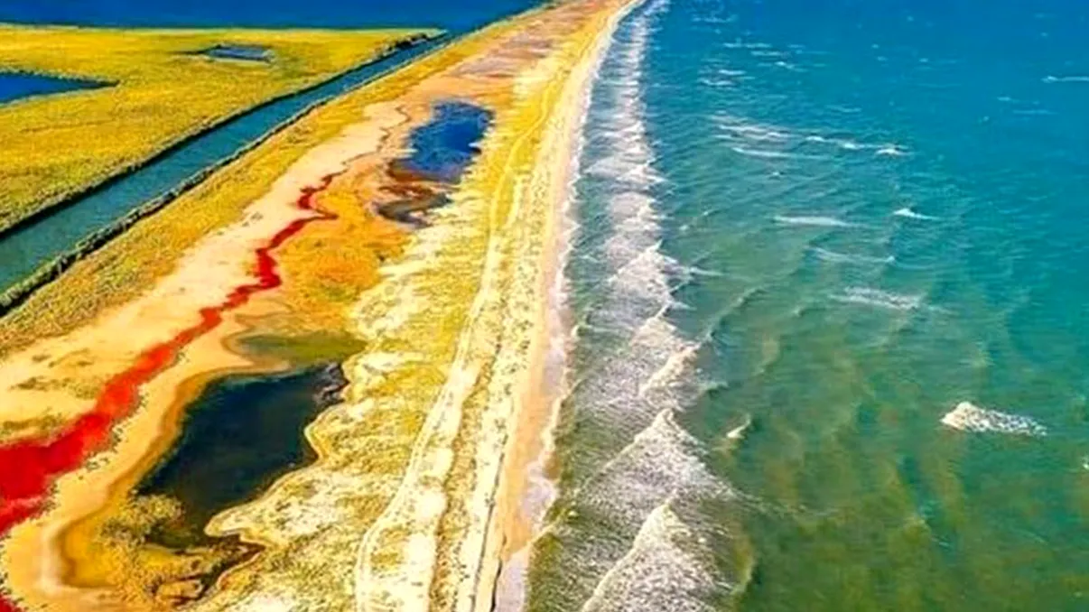 Locul unic din România unde nu poți ajunge nici pe jos, nici cu mașina, nici cu trenul: apa mării e de un clar ireal, liniștea e garantată