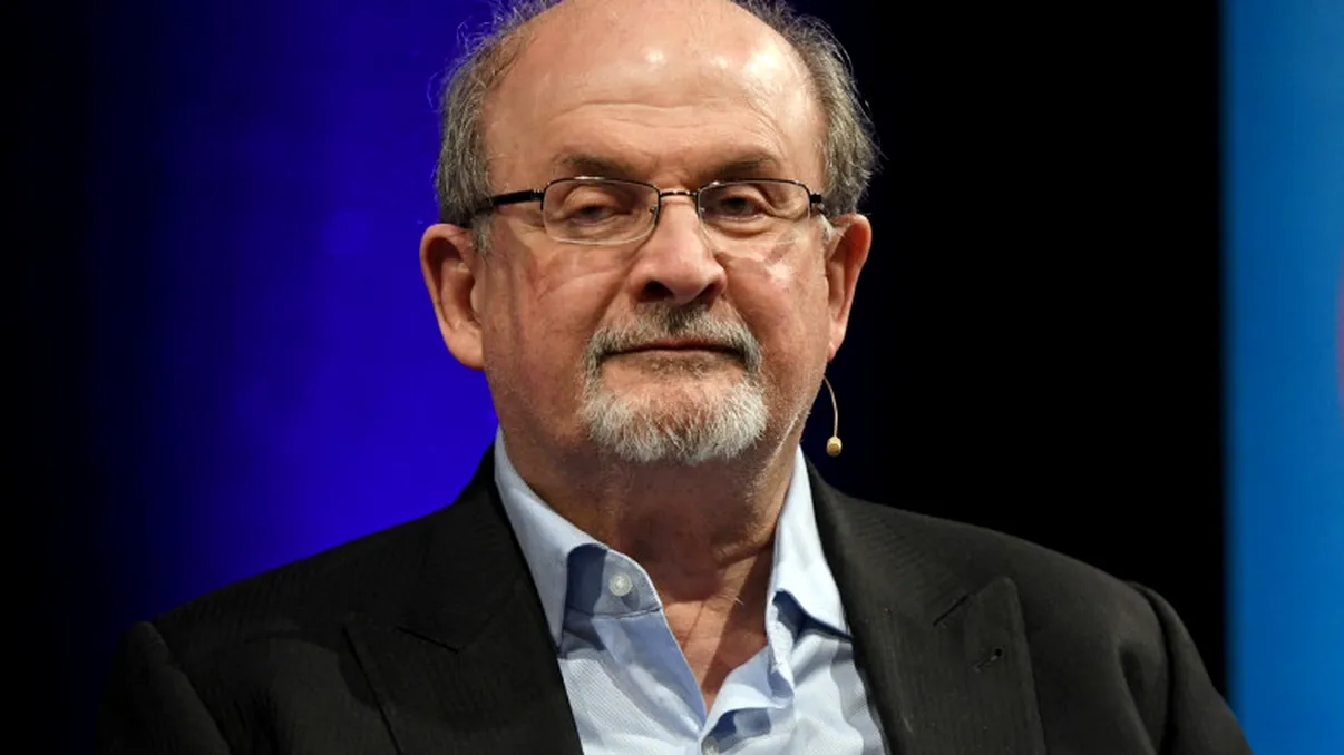 Scriitorul Salman Rushdie a fost înjunghiat în gât, pe scenă, New York, SUA