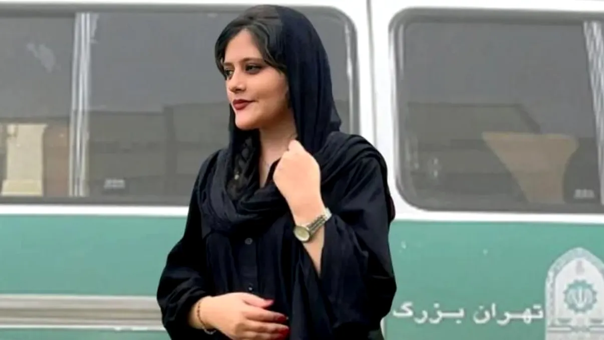 Masha Amini, începutul sfârșitului a zeci de ani de represiune în Iran? Proteste masive pentru încetarea discriminării față de femei