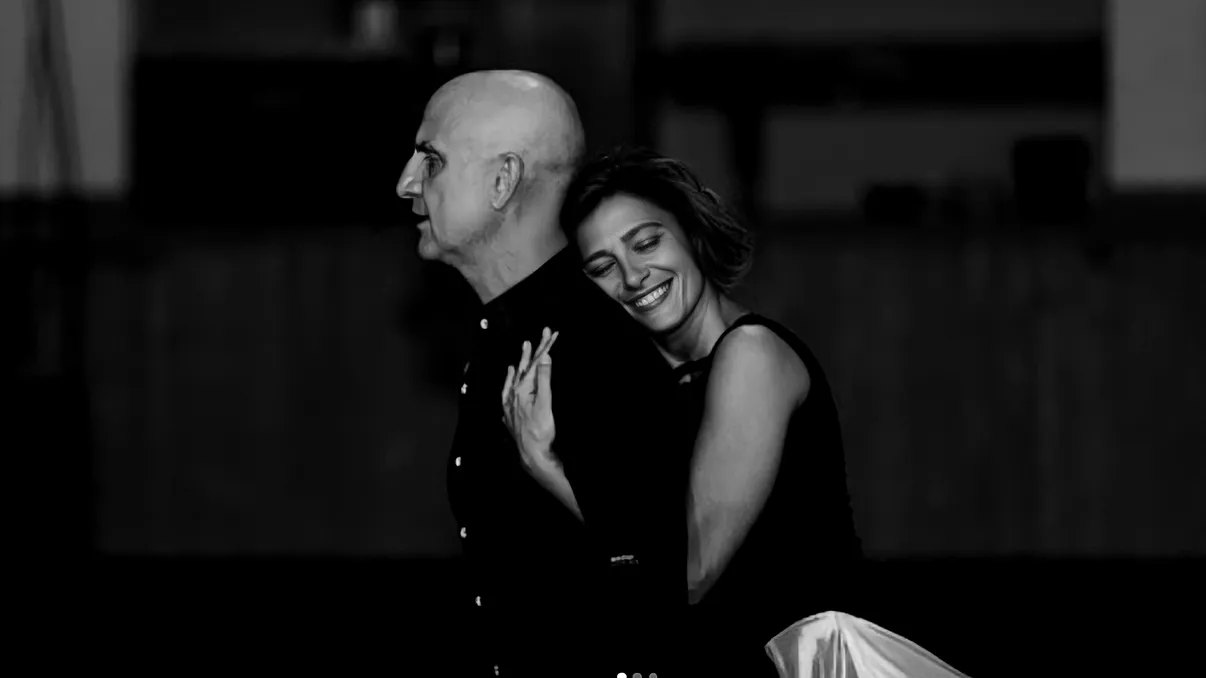 Povestea românului care vindea ziare și acum e milionar. Îl știe o țară întreagă de la Pro TV