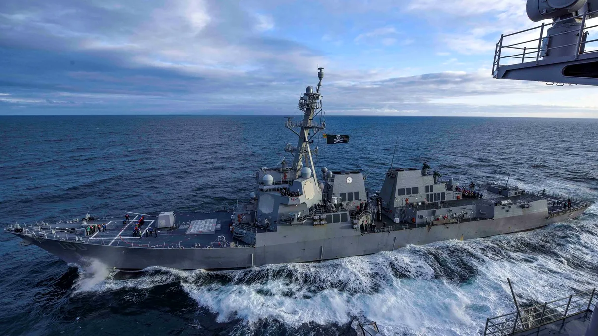 Momentul în care o navă de război chineză a tăiat calea unui distrugător american. Totul s-a întâmplat în strâmtoarea Taiwan, intens disputată VIDEO