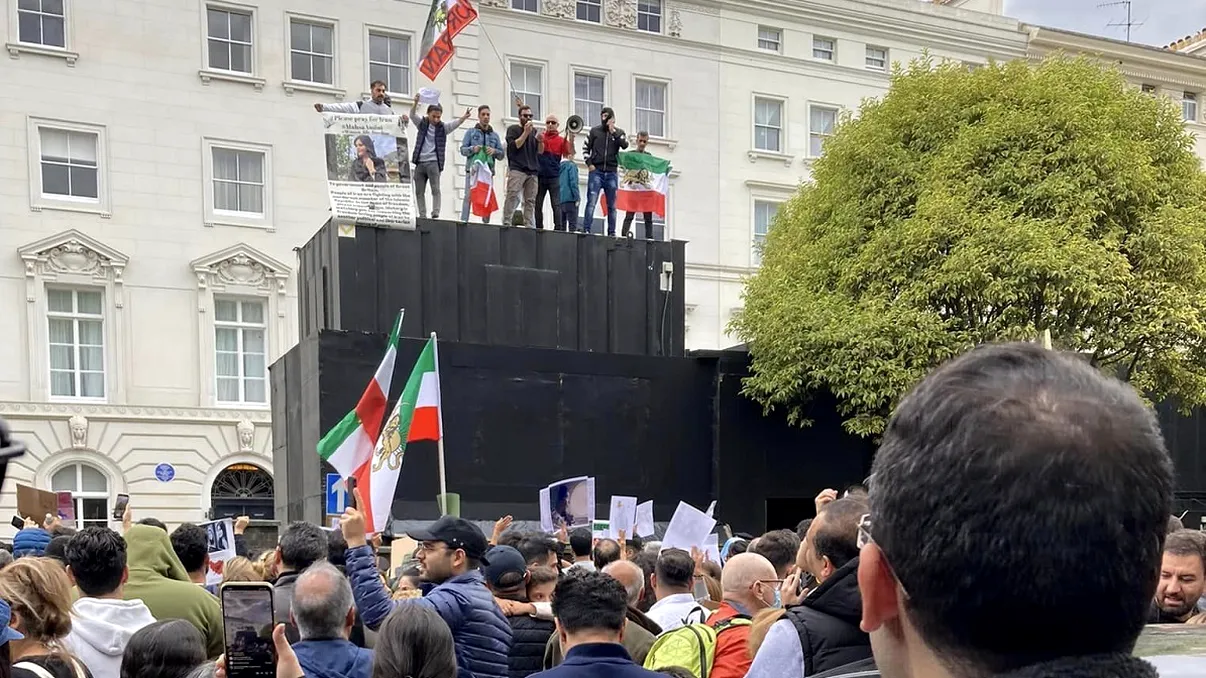 VIDEO După Paris și Londra, o altă capitală este asaltată de proteste. Manifestanții încearcă să intre în ambasada Iranului din Oslo