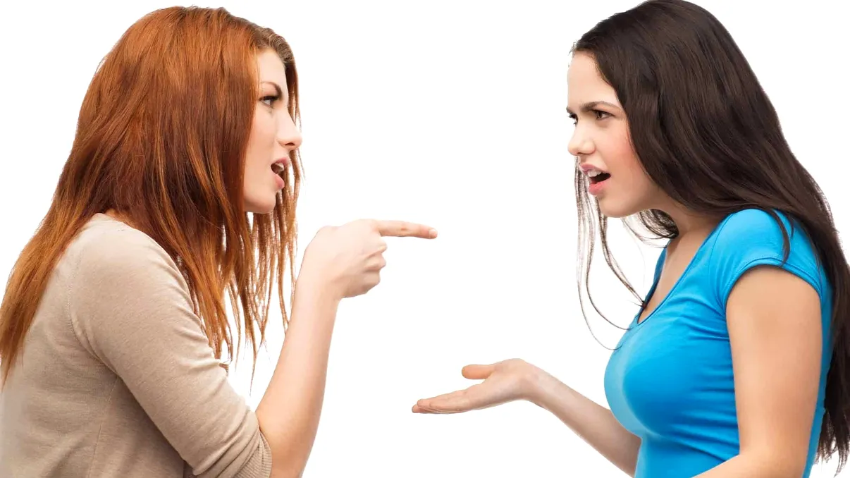 Insultele rostite provoacă mai multă activitate cerebrală decât complimentele: cât timp le ținem minte și cum ne afectează