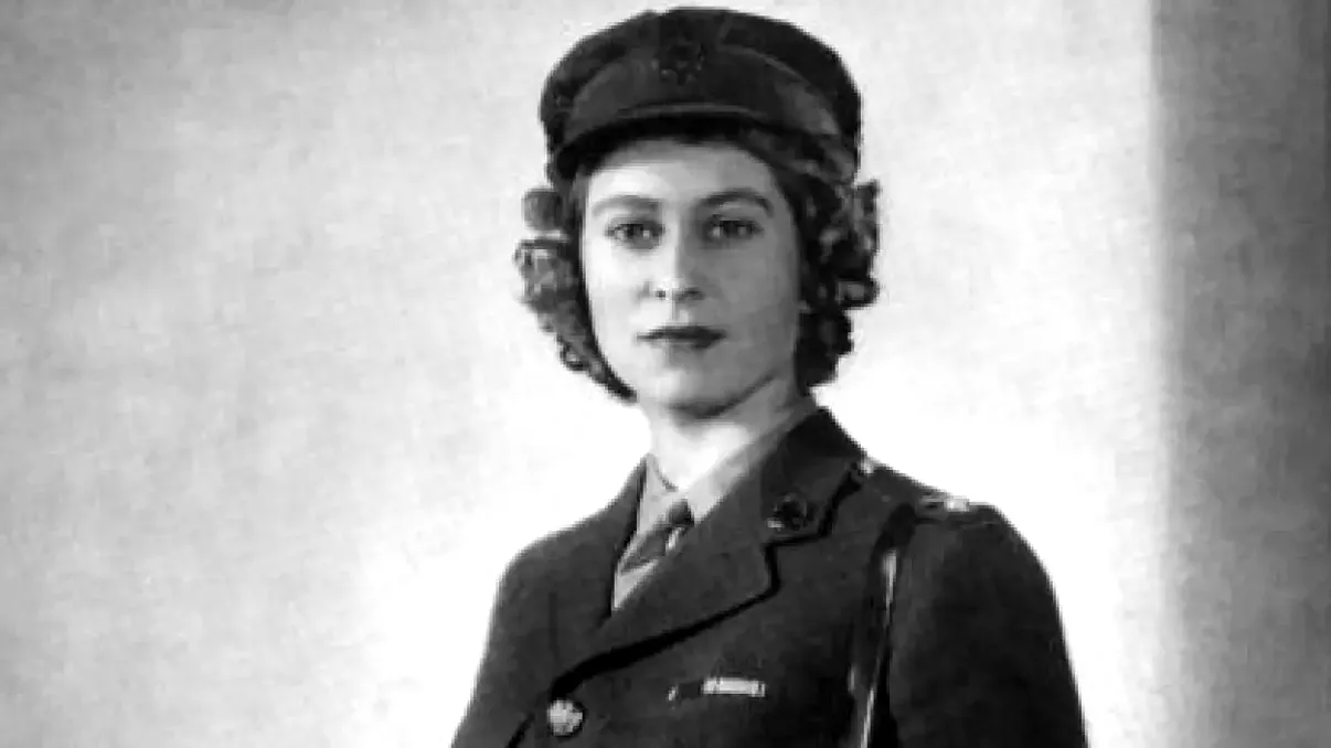 Regina Elisabeta a II-a, în Al Doilea Război Mondial: ce rol a îndeplinit în armată, cum a ajutat