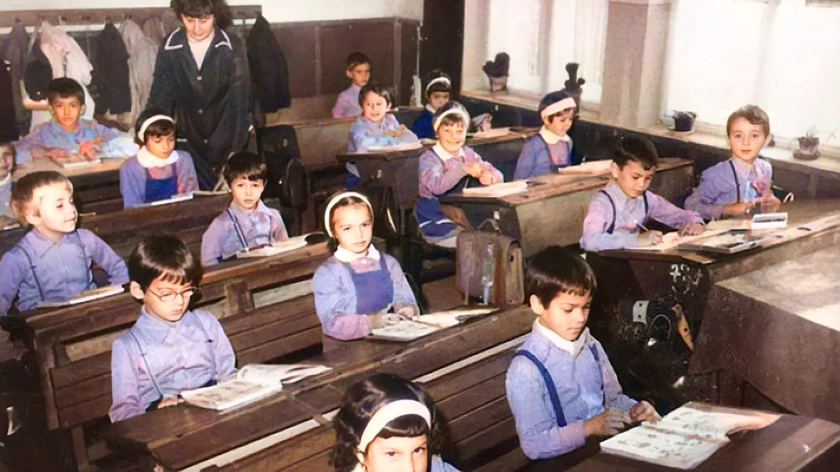 Cum era viața de școlar, în comunism: manuale unice, organizații și uniforme incomode. Elevii români, „condamnați” la muncă patriotică