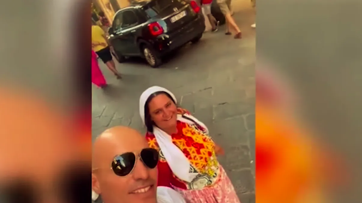 „Votează-ne și n-o să o mai vezi niciodată”. Imaginile virale cu un politician italian care s-a filmat lângă o femeie de etnie romă VIDEO