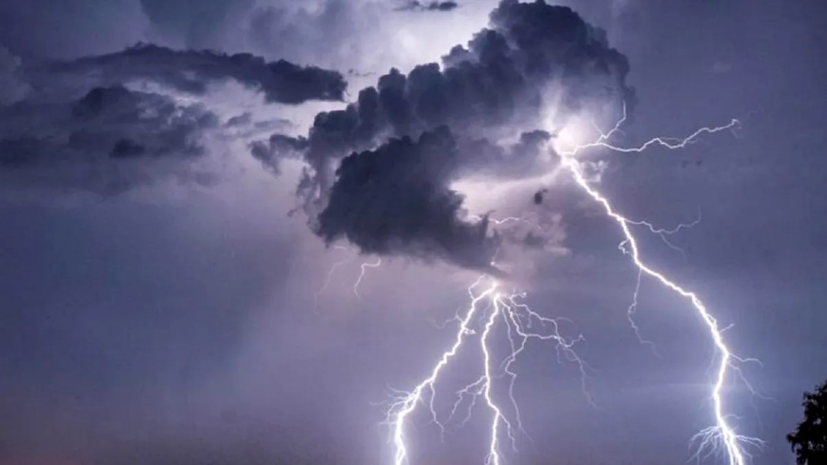 FOTO TIR lovit de fulger pe A1, momentul a fost surprins de martori. Ce s-a întâmplat cu șoferul