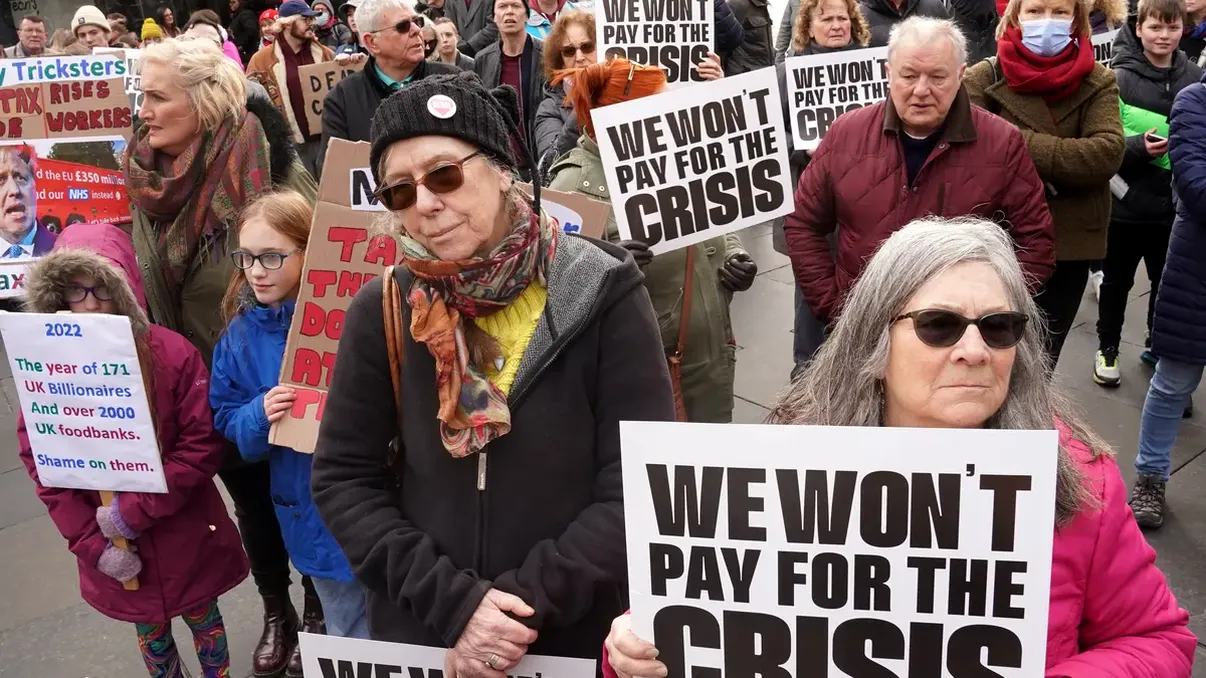 Proteste masive în Marea Britanie. Oamenii au ieșit în stradă după creșterea prețurilor
