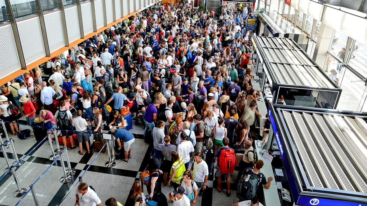 Haosul din aeroporturi continuă: cât ai de așteptat și ce șanse sunt să ți se anuleze zborul, nu-ți va plăcea deloc