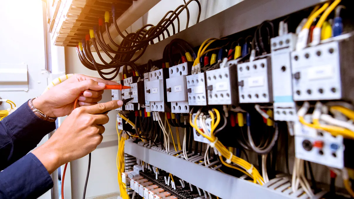 Încă un furnizor de energie din România ”stinge becul”: ce se întâmplă cu clienții