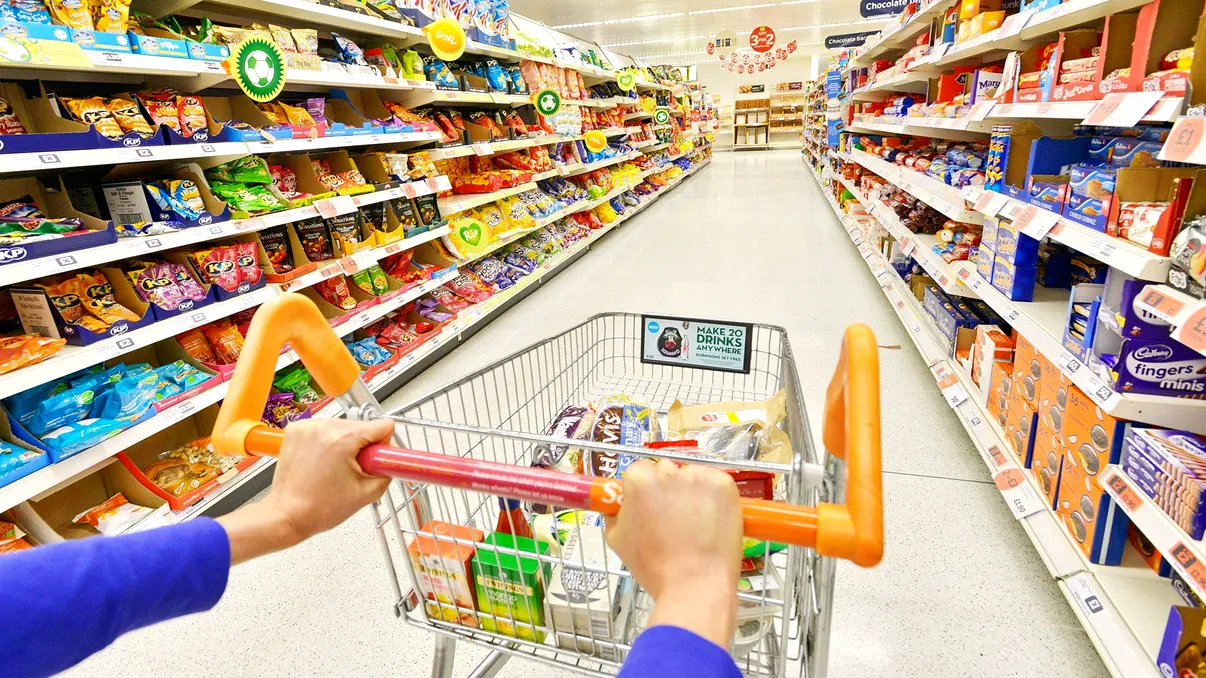 Românii fac cumpărături diferit: cum ne afectează inflația