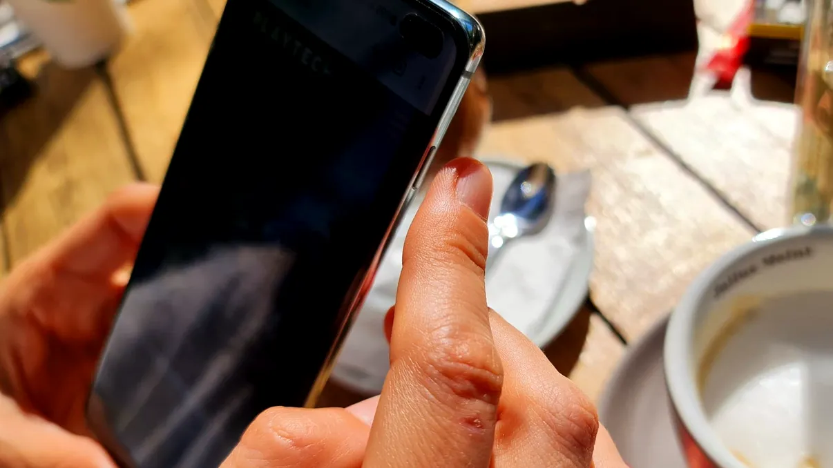 Ce se întâmplă când apeși de două ori pe acest buton de la telefonul tău. Surpriza pe care ai putea să o ai, în funcție de smartphone
