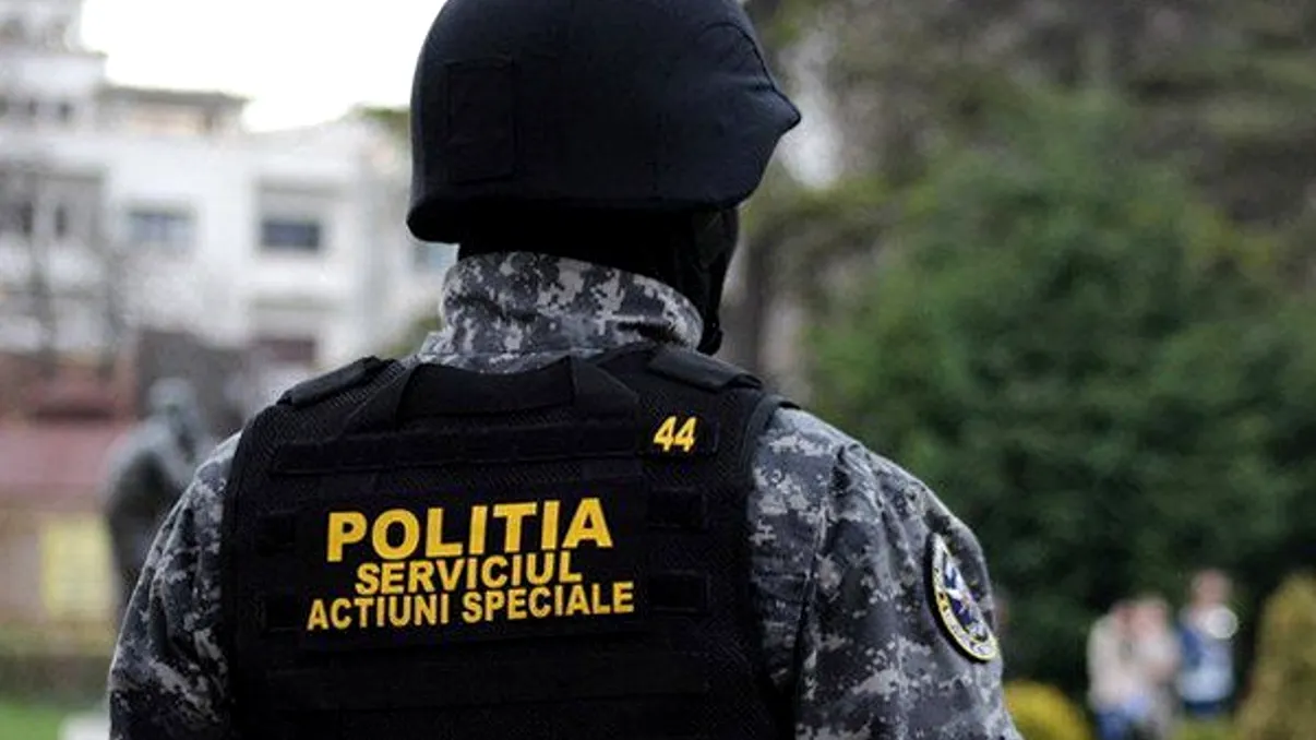 Alertă la Iași, după ce un avion de mici dimensiuni a aterizat forțat. Primele imagini de la fața locului