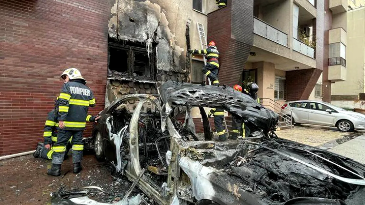 VIDEO Răsturnare de situație cu mașina care a luat foc în Cartierul Francez din Capitală. Incendiul s-a reaprins
