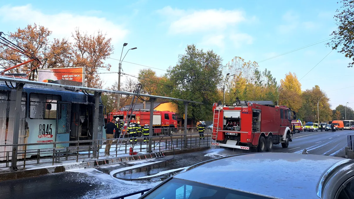 FOTO Un tramvai a luat foc în București. Sunt degajări mari de fum, iar traficul rutier este oprit
