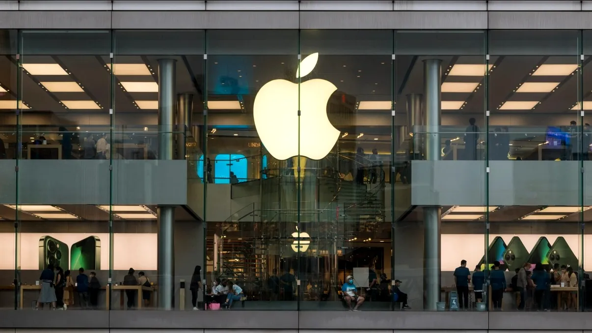 Pensionarii și veteranii, chemați la muncă: fabrica de Iphone-uri din China a rămas fără forță de muncă