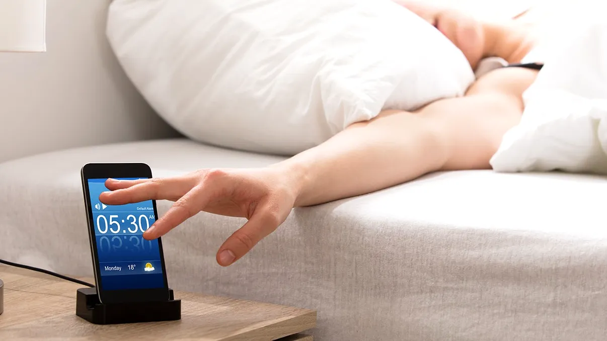 Cu ce ne ajută butonul de amânare al alarmei, de fapt: obiceiul (ne)sănătos de a te trezi