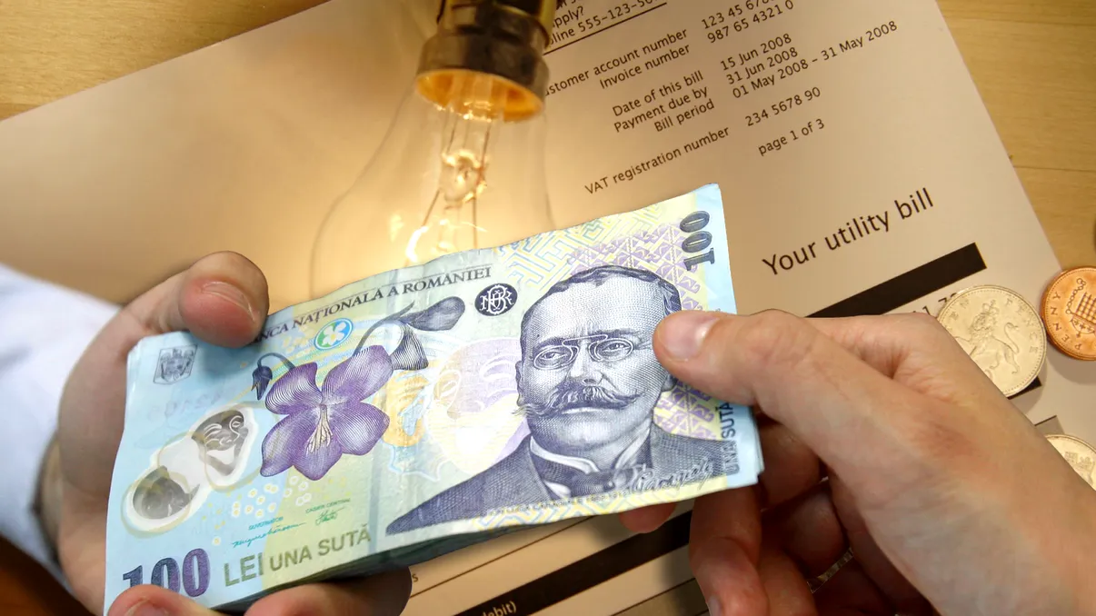 După voucherele sociale, există tichetele de energie în România: cine primește 1400 de lei să-și plătească facturile, să cumpere lemne
