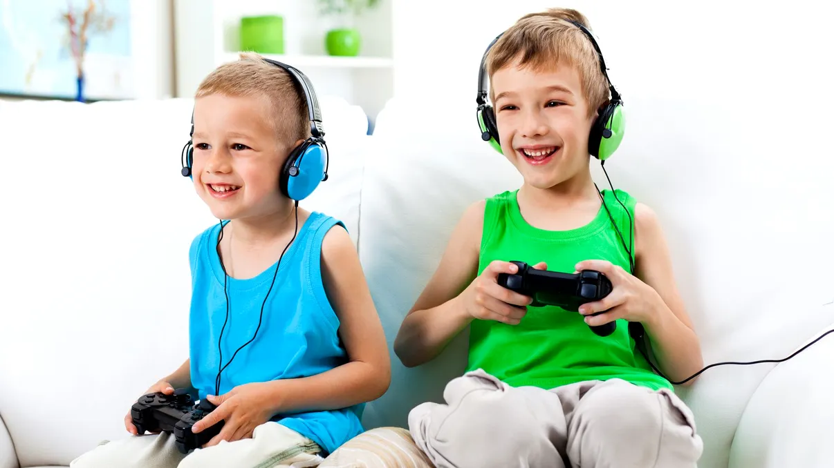 Parenting: cât de periculos e să-ți lași copilul să joace jocuri video, specialiștii vorbesc despre greșelile părinților