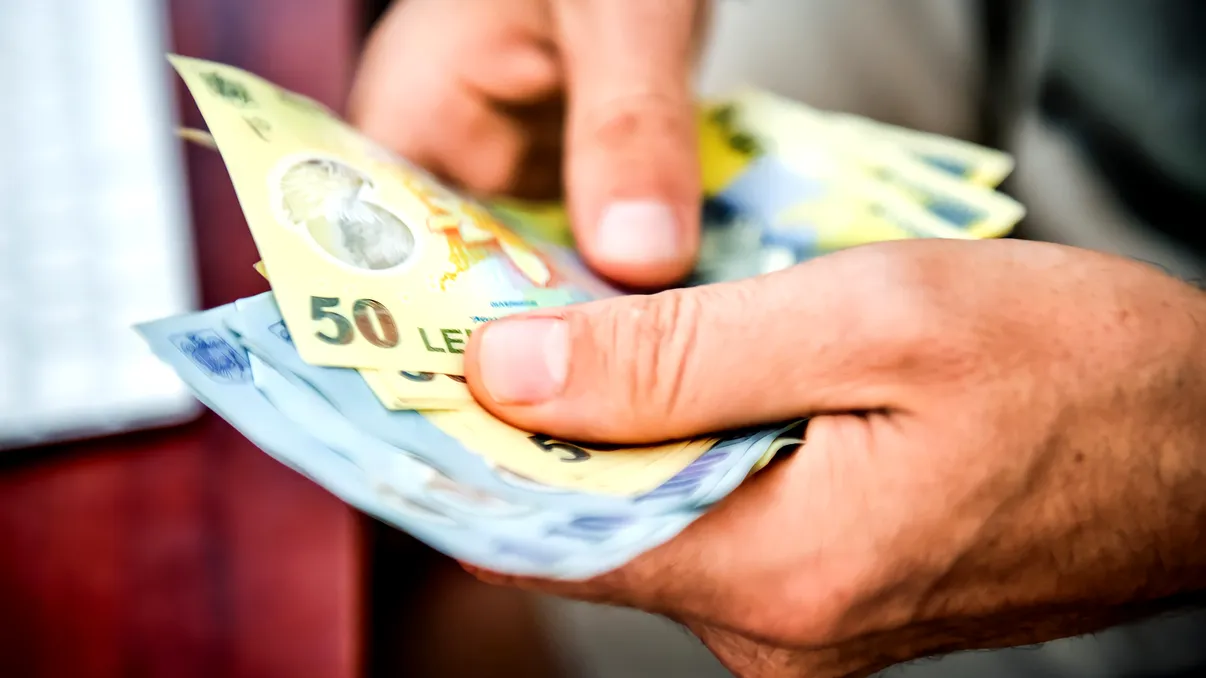 Pe ce se duce salariul românilor: obiceiul care te duce în sapă de lemn, în câteva zile