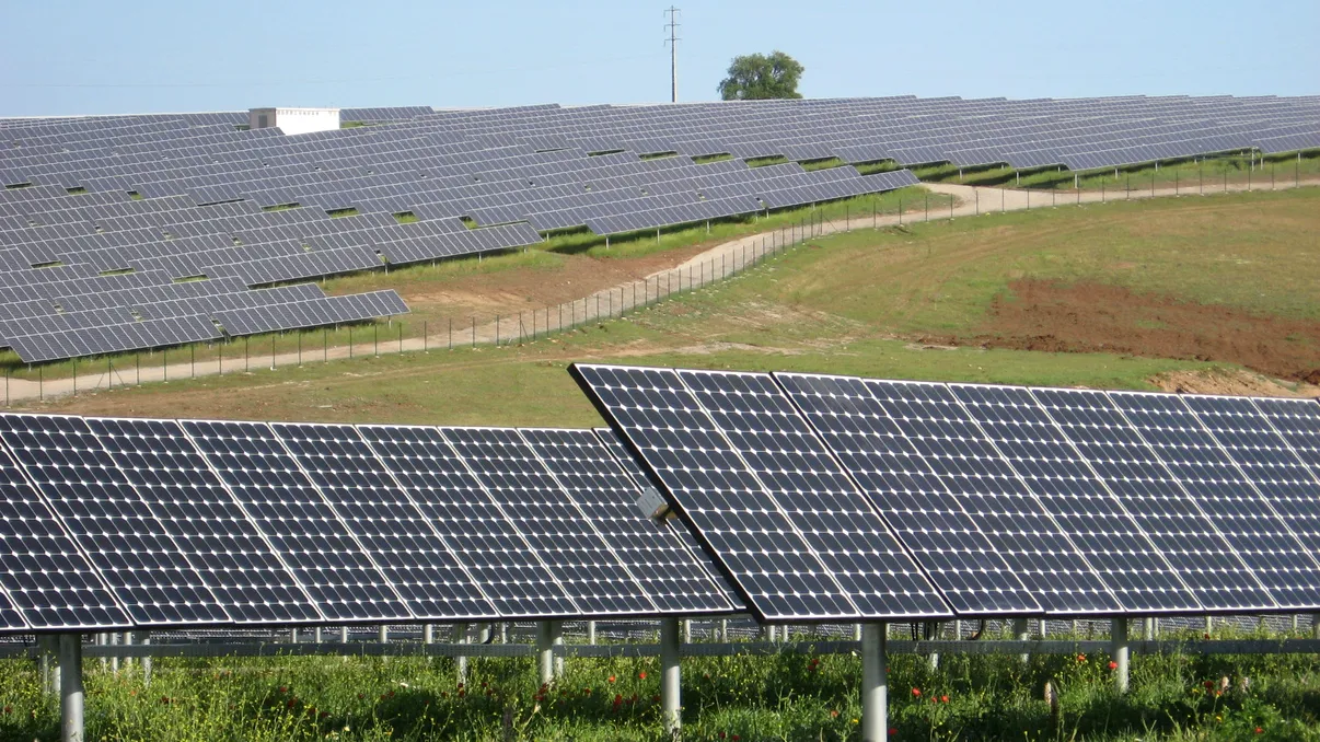 Mândria României, cel mai mare parc fotovoltaic din Europa: când va fi gata, ce putere are