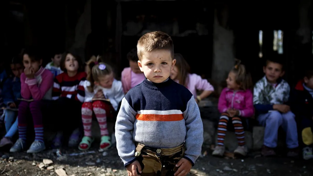 De frica sărăciei, românii nu mai fac copii: demografia țării noastre e în mare pericol