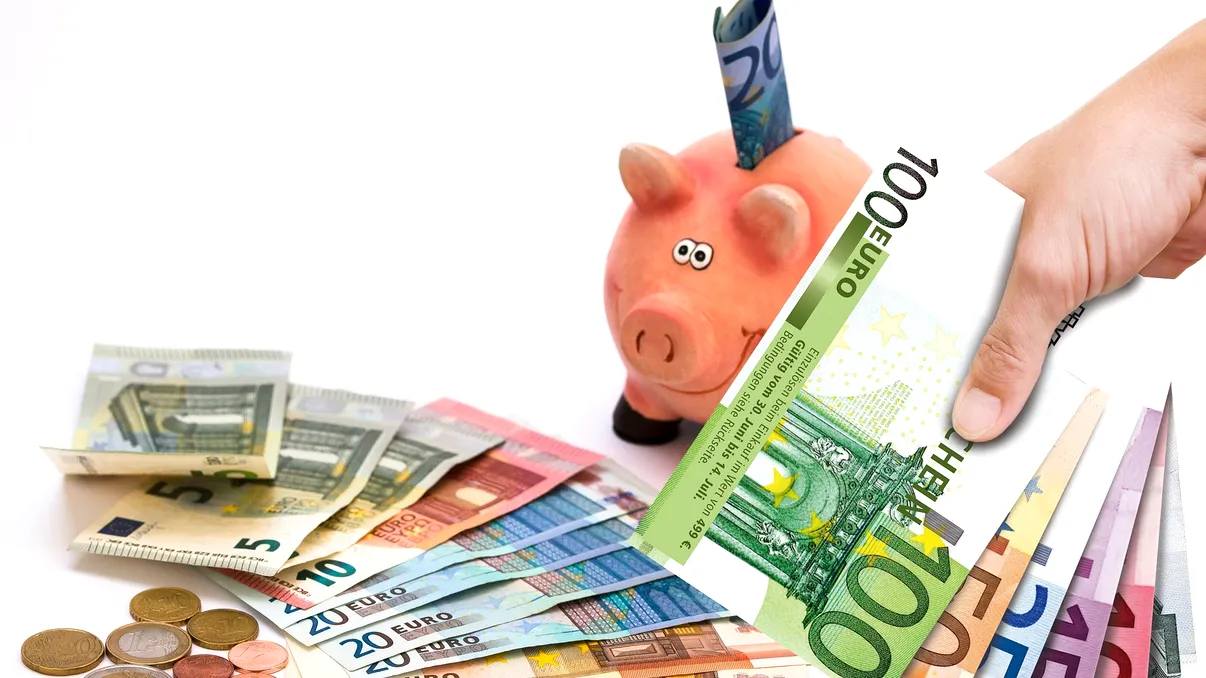 Moș Crăciun vine de la stat și are sacul plin de euro: jumătate de milion primesc acești români, vezi aici cine e pe lista Moșului și de ce