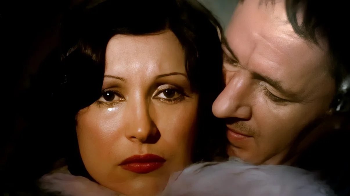 Scene de lesbianism, consum de substanțe interzise și travesti. Glissando, controversatul film cu Ștefan Iordache și Tora Vasilescu care a reușit imposiblul: să treacă de cenzura comunistă