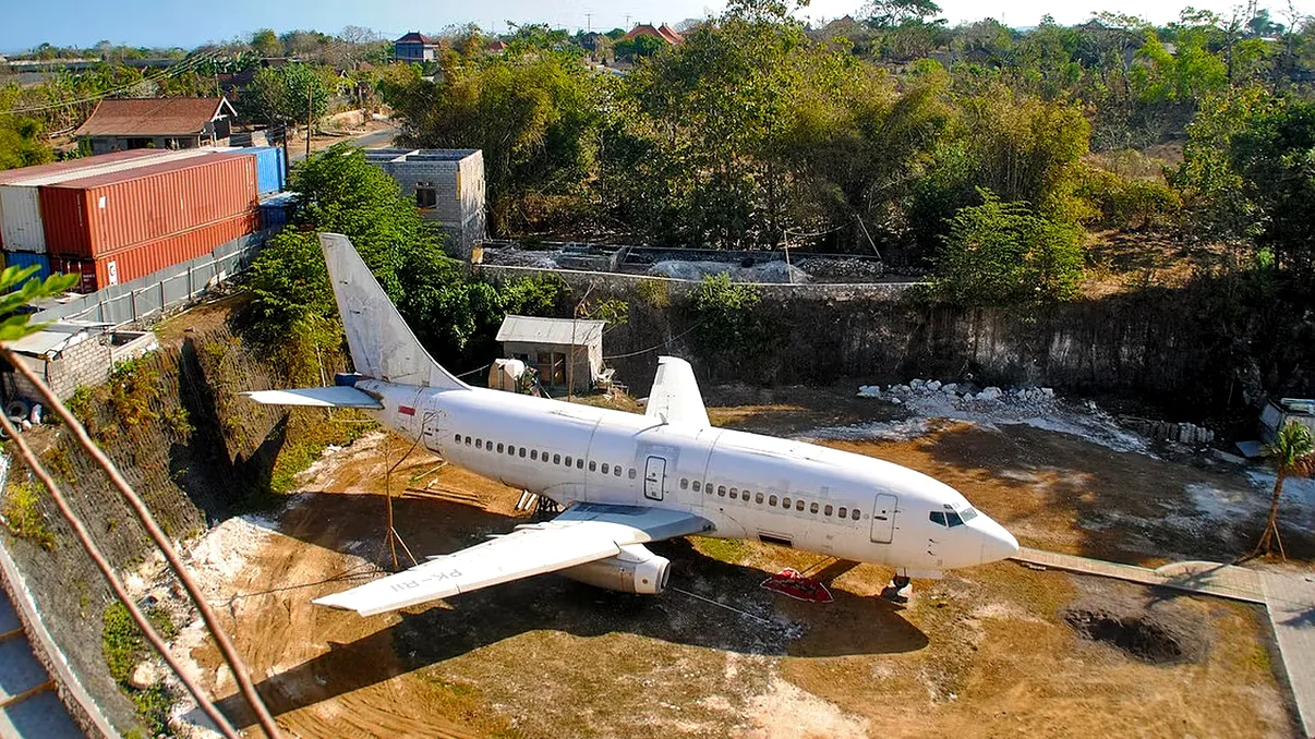 Misterul avionului de lângă gogoșerie. Nu se știe cum a apărut aici, iar localnicii se întrec în teorii ciudate