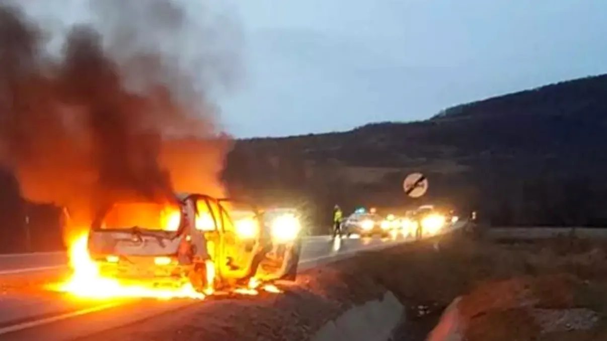 O mașină arde ca o torță pe DN1. Trafic restricționat în zonă